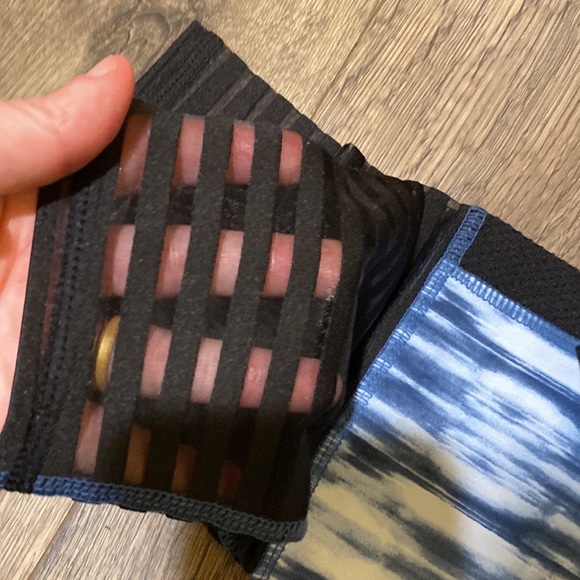 NWT - activewear leggings with mesh cutouts - Picture 2 of 4